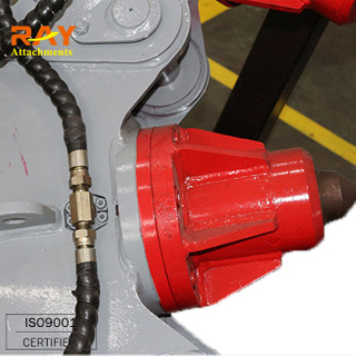 Гидравлический экскаватор разбивает бетонные оборудование резки